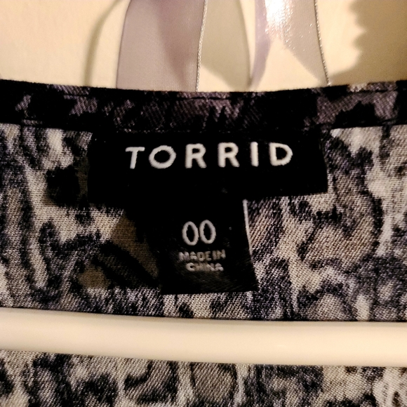 Beautiful Torrid Blouse - Picture 4 of 5
